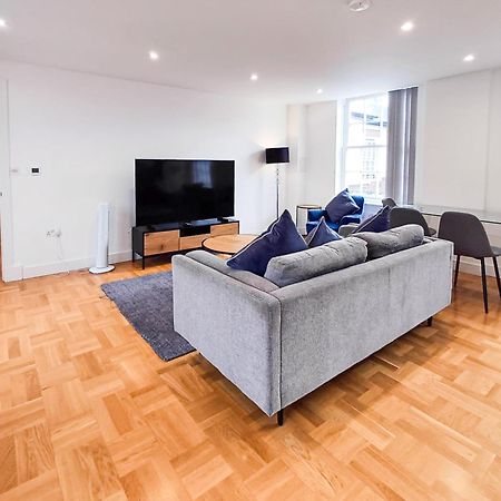 לונדון Modern 2-Bedroom, 2-Bathroom Apartment In West Kensington מראה חיצוני תמונה