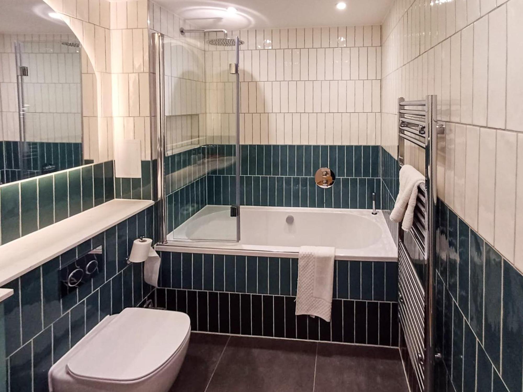 לונדון Modern 2-Bedroom, 2-Bathroom Apartment In West Kensington מראה חיצוני תמונה