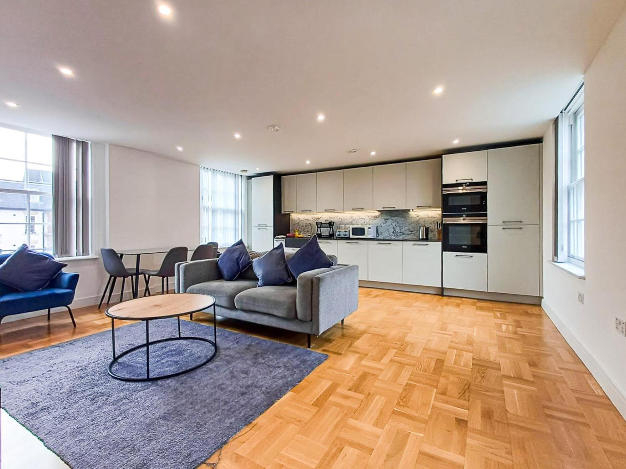 לונדון Modern 2-Bedroom, 2-Bathroom Apartment In West Kensington מראה חיצוני תמונה
