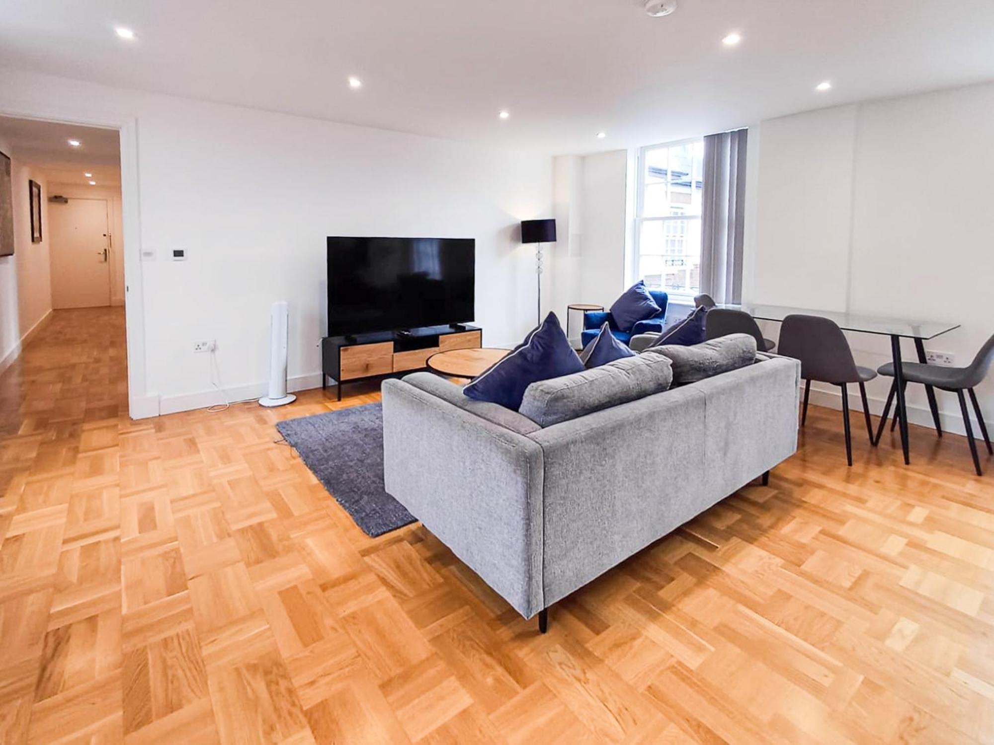 לונדון Modern 2-Bedroom, 2-Bathroom Apartment In West Kensington מראה חיצוני תמונה