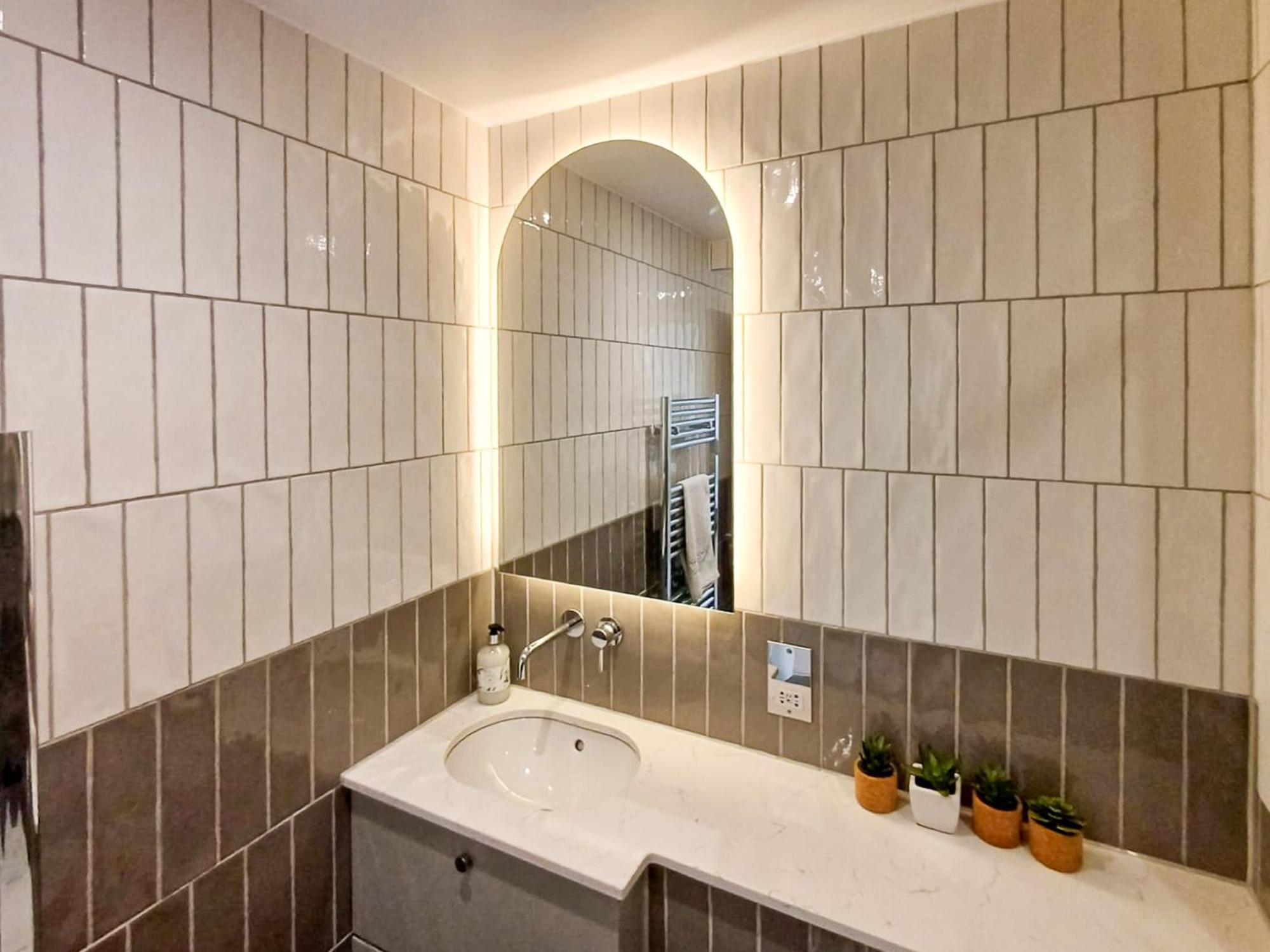 לונדון Modern 2-Bedroom, 2-Bathroom Apartment In West Kensington מראה חיצוני תמונה