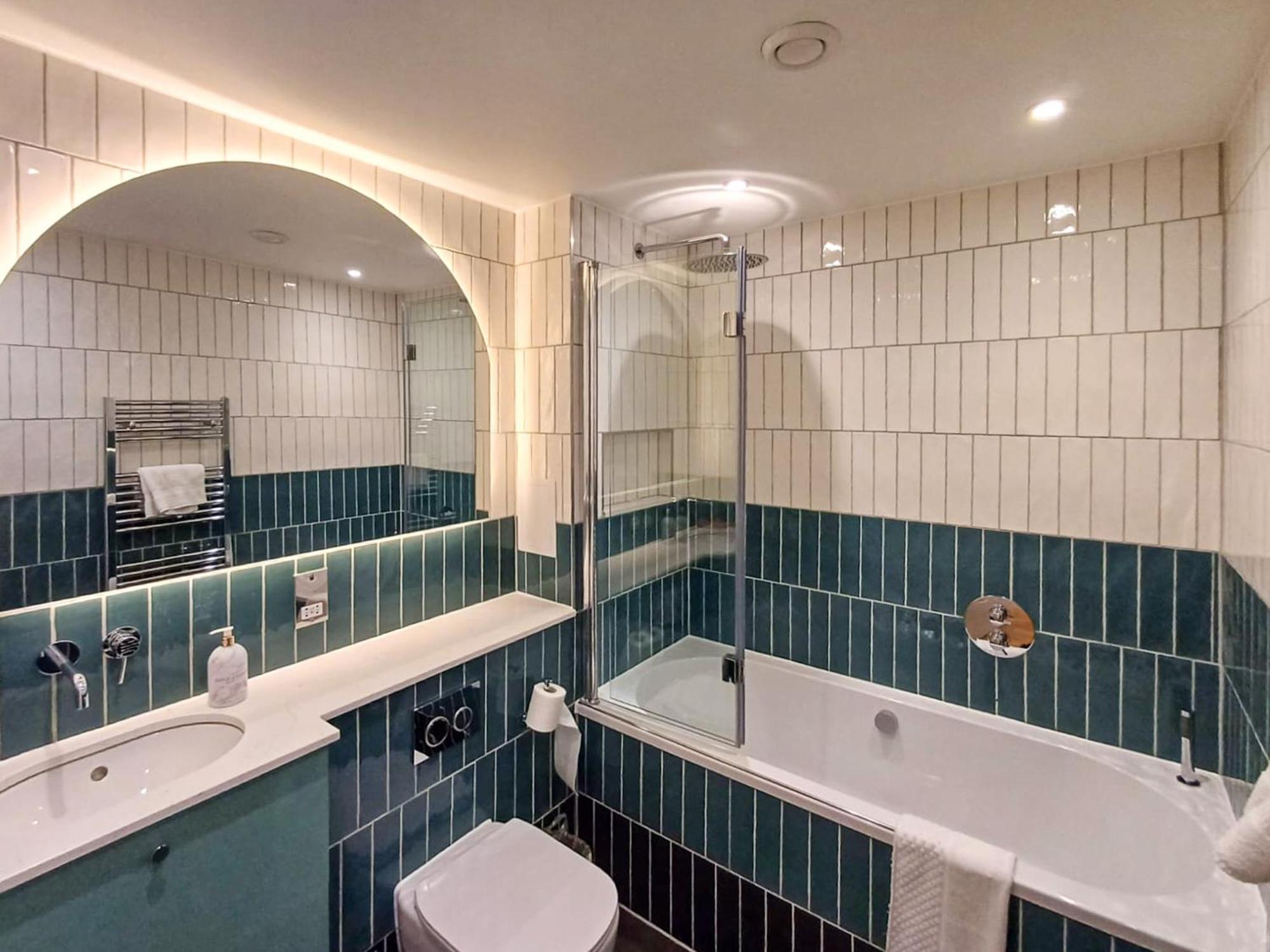 לונדון Modern 2-Bedroom, 2-Bathroom Apartment In West Kensington מראה חיצוני תמונה