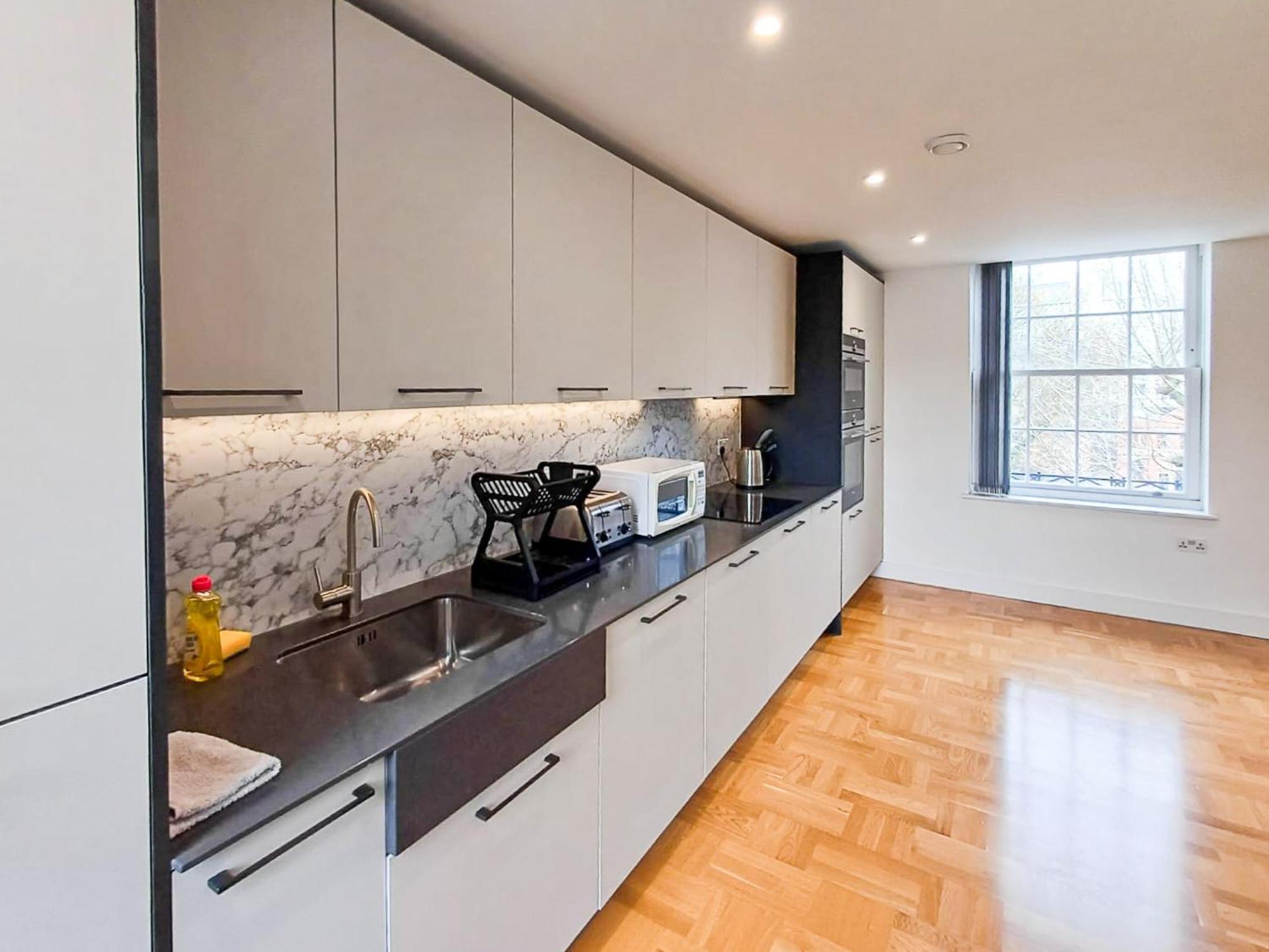 לונדון Modern 2-Bedroom, 2-Bathroom Apartment In West Kensington מראה חיצוני תמונה