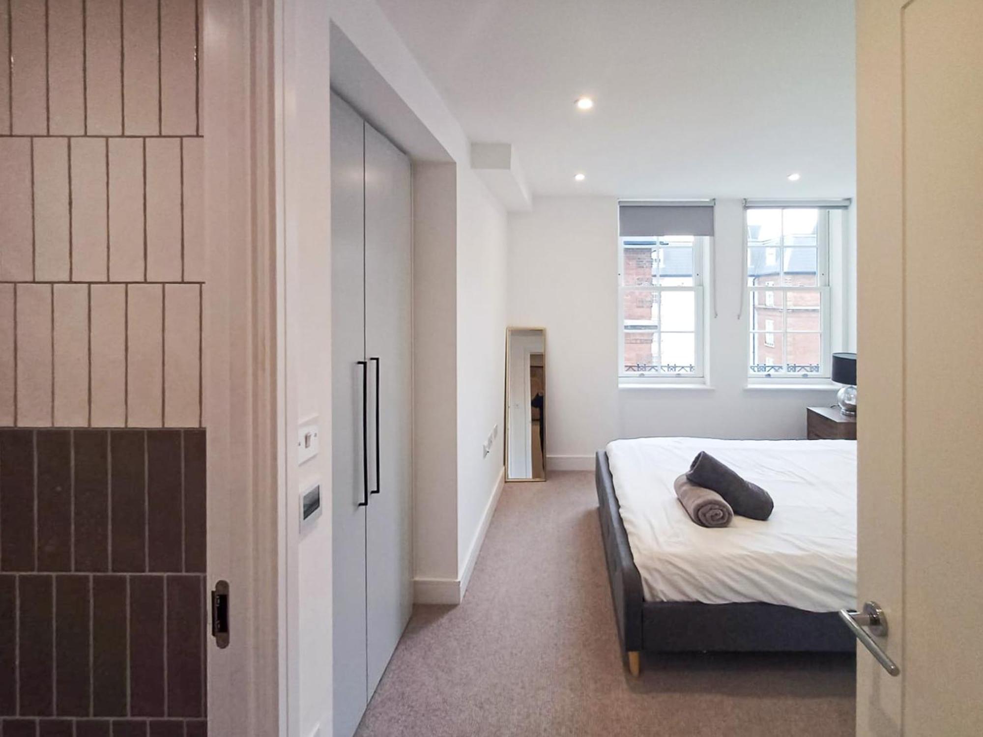 לונדון Modern 2-Bedroom, 2-Bathroom Apartment In West Kensington מראה חיצוני תמונה