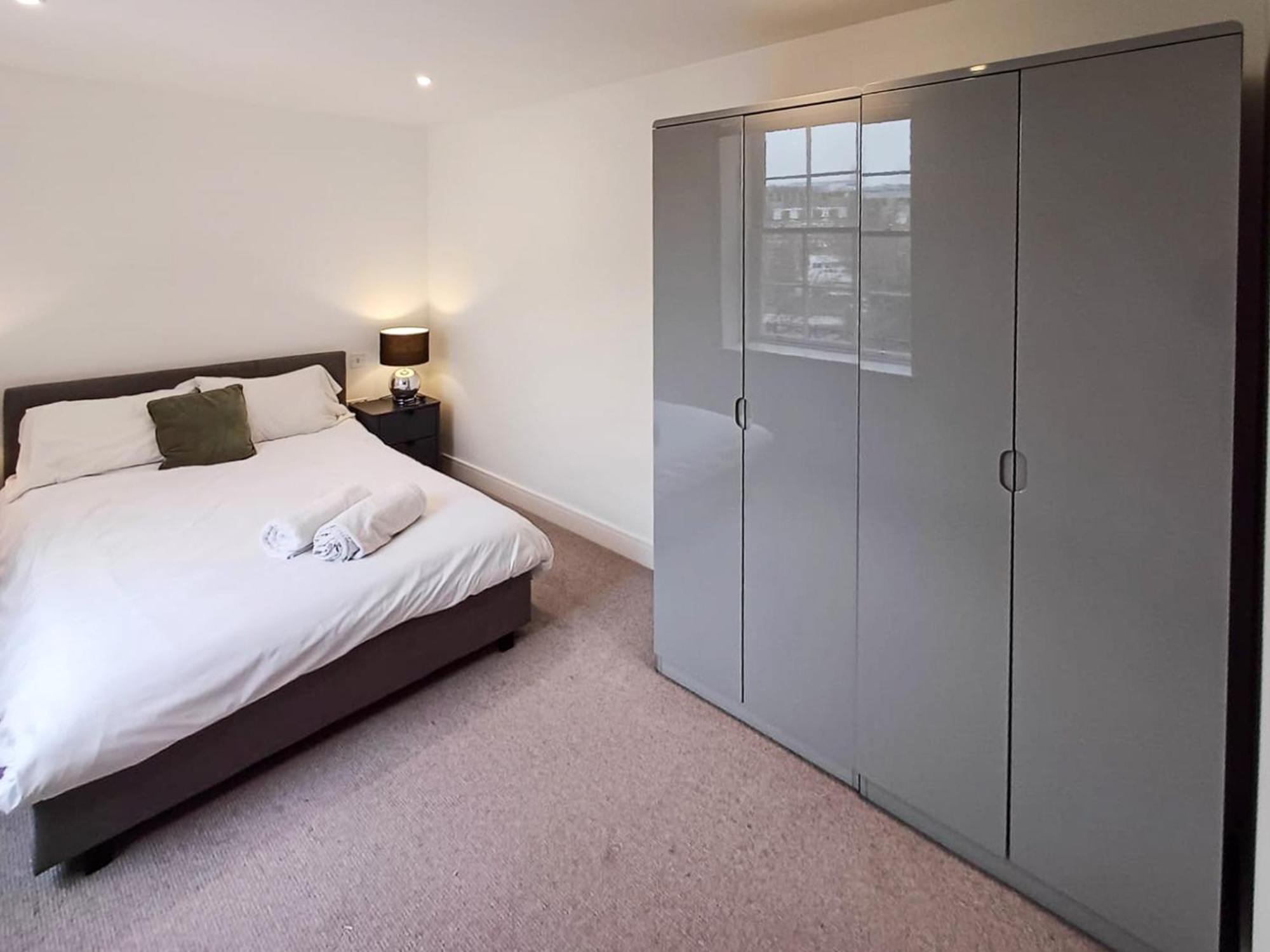 לונדון Modern 2-Bedroom, 2-Bathroom Apartment In West Kensington מראה חיצוני תמונה