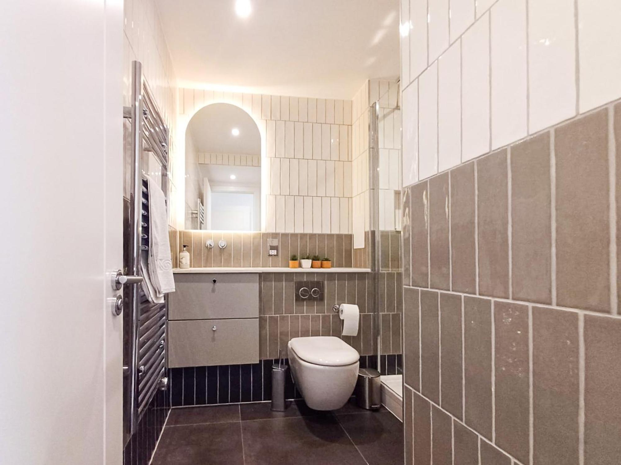 לונדון Modern 2-Bedroom, 2-Bathroom Apartment In West Kensington מראה חיצוני תמונה