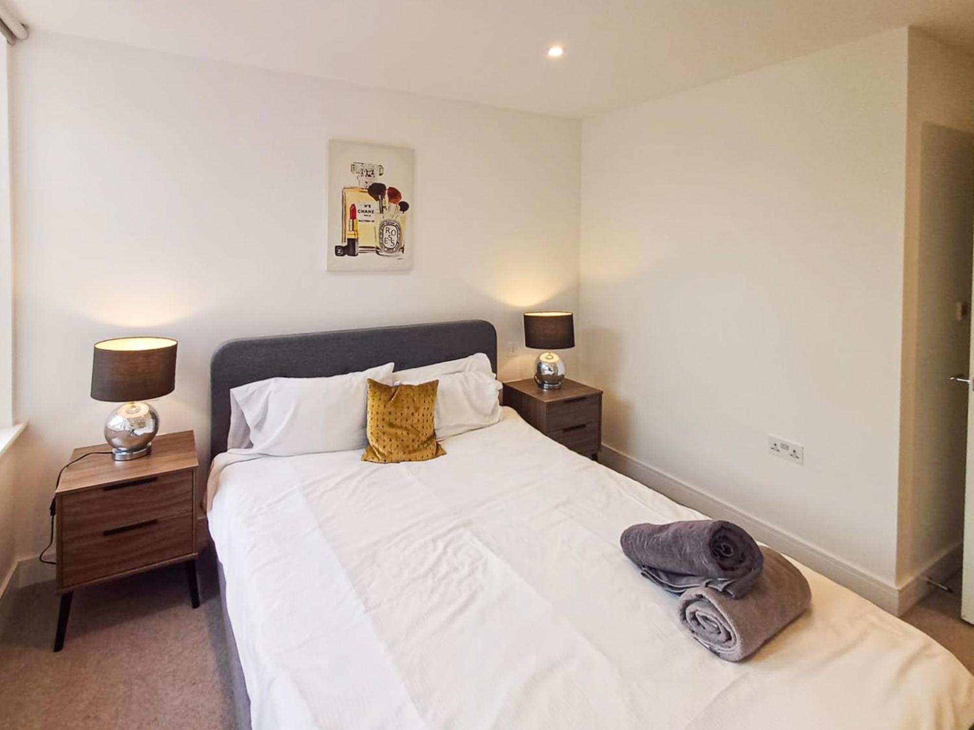 לונדון Modern 2-Bedroom, 2-Bathroom Apartment In West Kensington מראה חיצוני תמונה