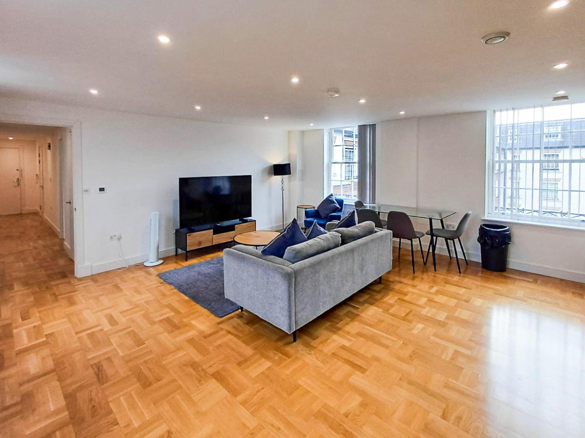 לונדון Modern 2-Bedroom, 2-Bathroom Apartment In West Kensington מראה חיצוני תמונה