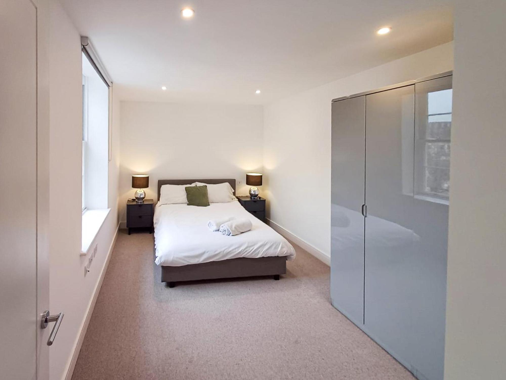 לונדון Modern 2-Bedroom, 2-Bathroom Apartment In West Kensington מראה חיצוני תמונה