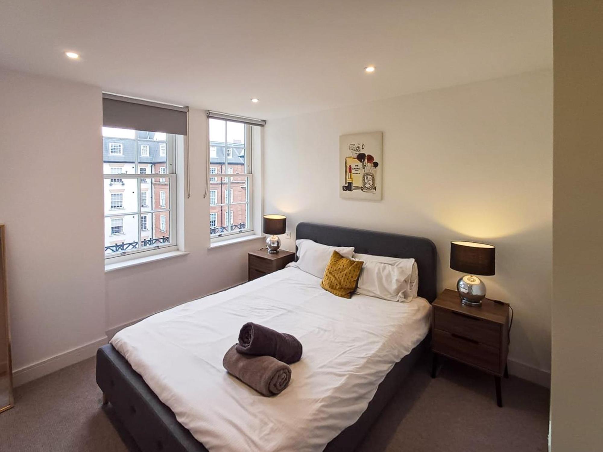 לונדון Modern 2-Bedroom, 2-Bathroom Apartment In West Kensington מראה חיצוני תמונה