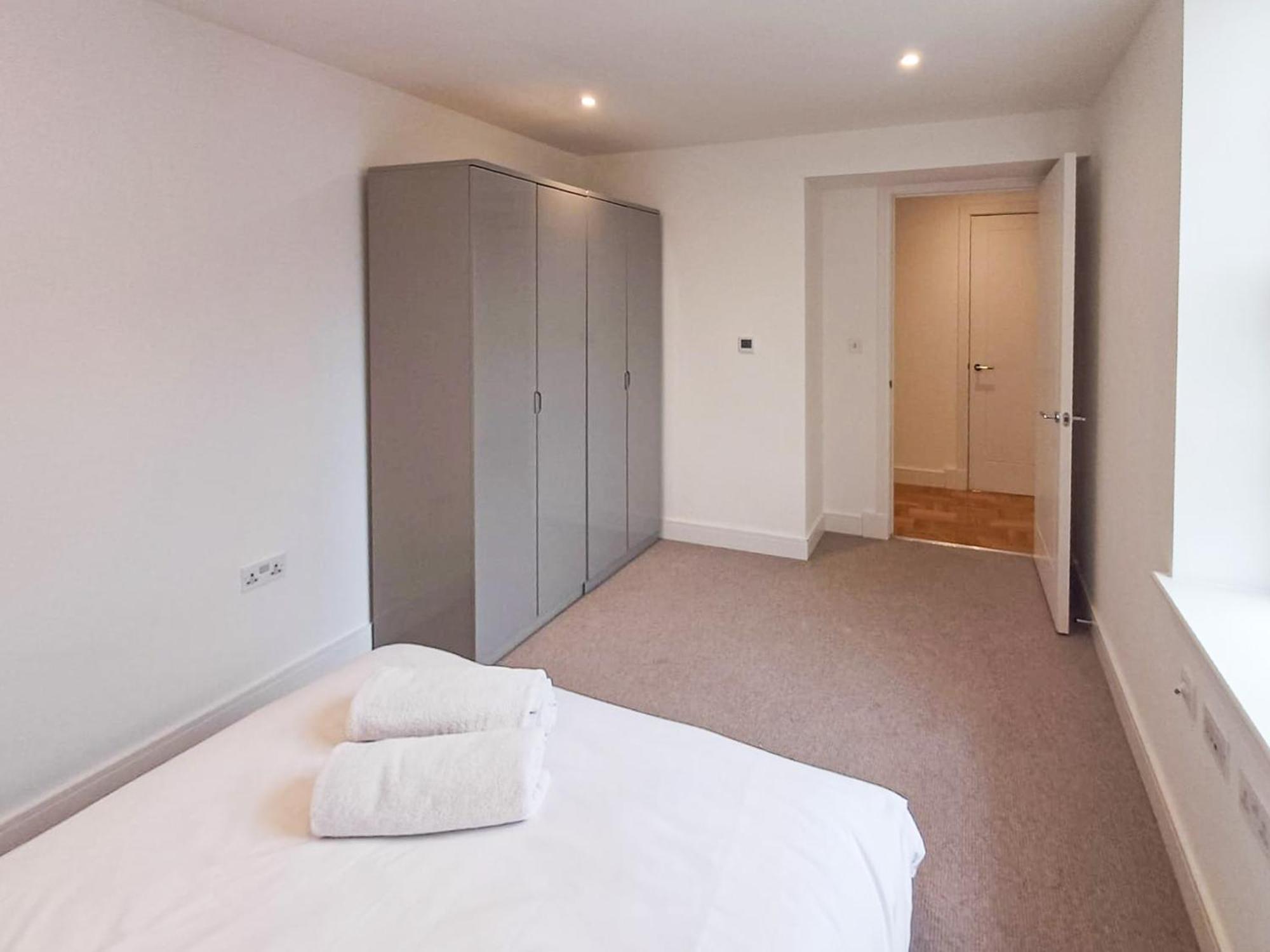 לונדון Modern 2-Bedroom, 2-Bathroom Apartment In West Kensington מראה חיצוני תמונה
