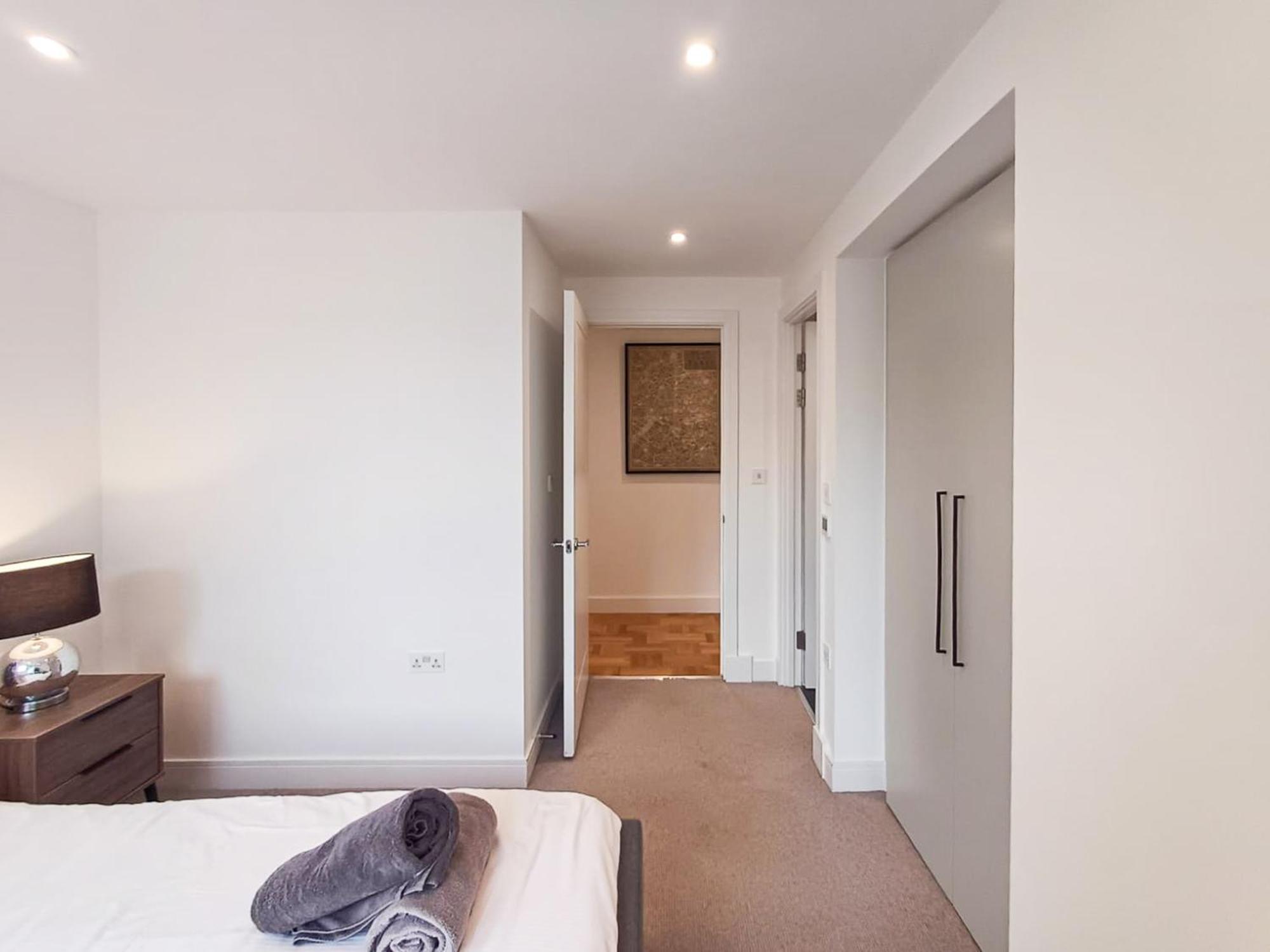 לונדון Modern 2-Bedroom, 2-Bathroom Apartment In West Kensington מראה חיצוני תמונה
