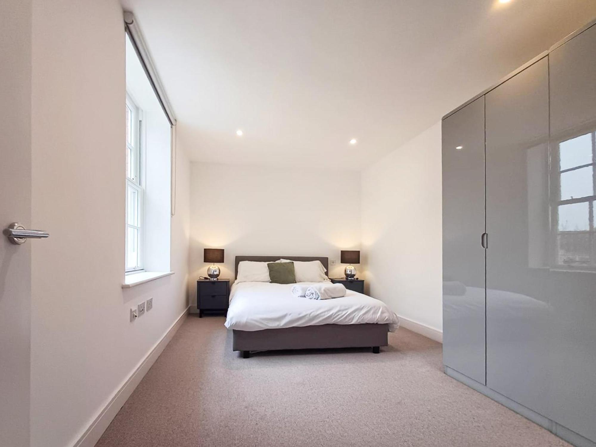 לונדון Modern 2-Bedroom, 2-Bathroom Apartment In West Kensington מראה חיצוני תמונה
