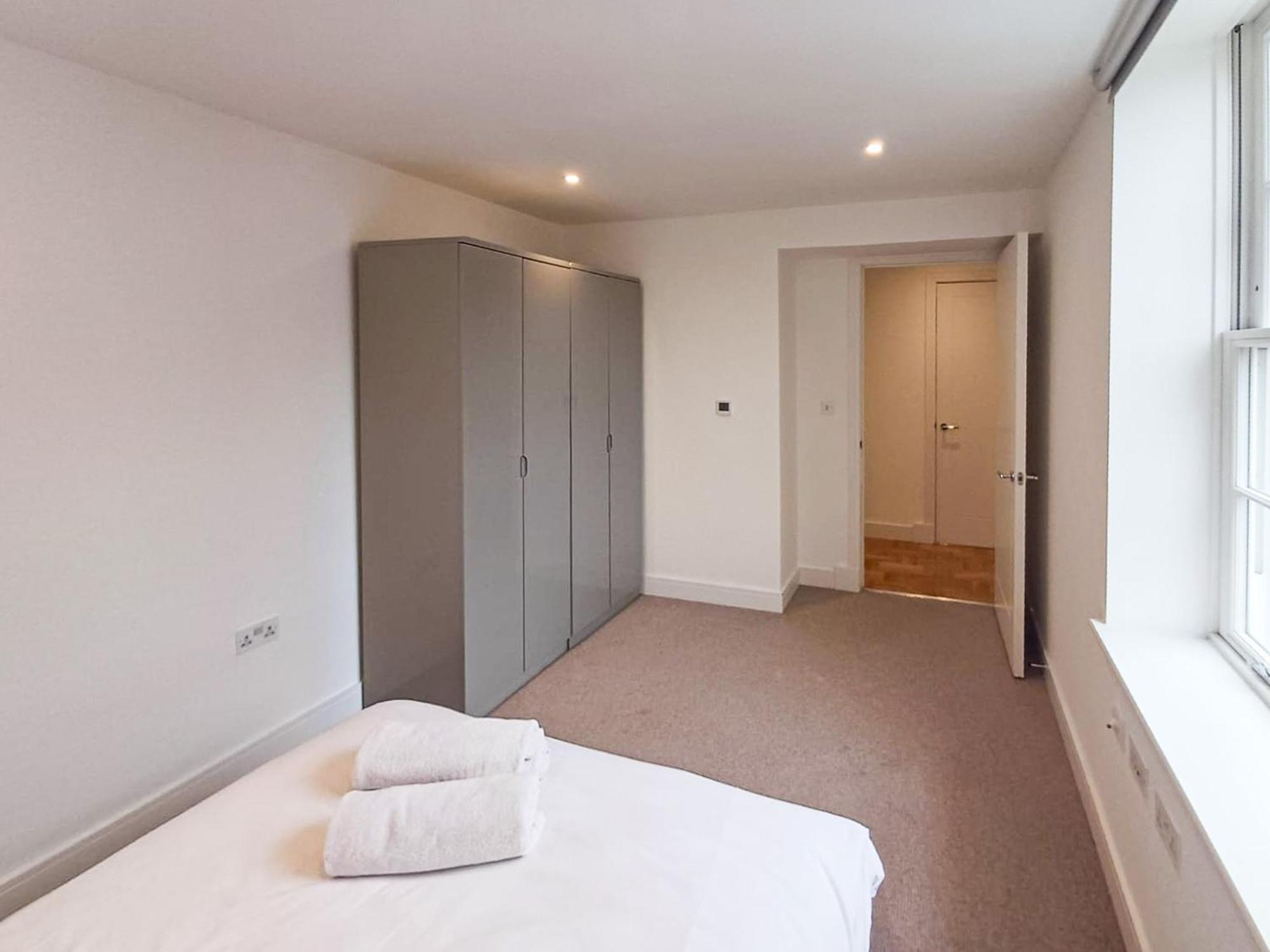 לונדון Modern 2-Bedroom, 2-Bathroom Apartment In West Kensington מראה חיצוני תמונה